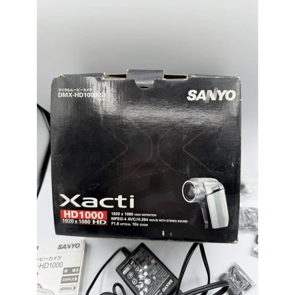 Sanyo Xacti DMX-HD1000 Camera Silver Turns On Remote Case Manuals Records Cords